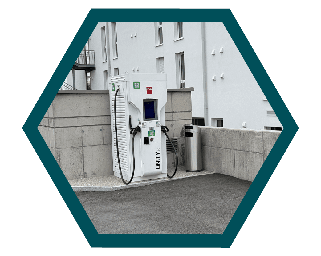 DC-Schnell-Lader mit 150 kW am Motel Schlafraum Weng